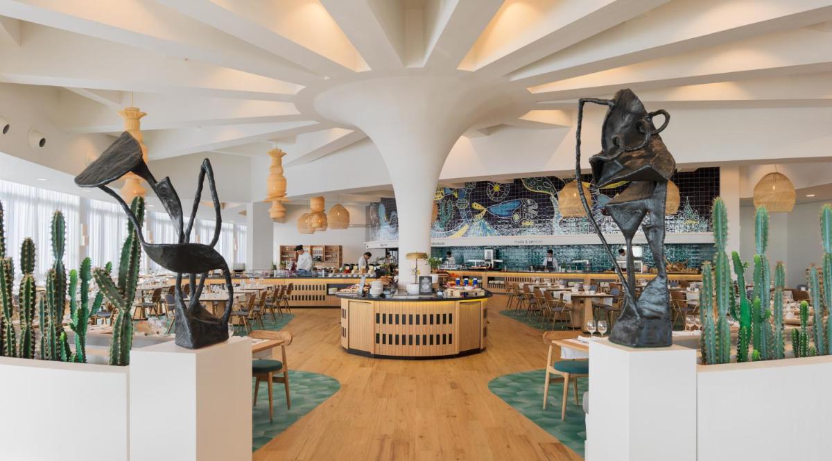 Un restaurante o sitio para comer en H10 Atlantic Sunset Horizons Collection