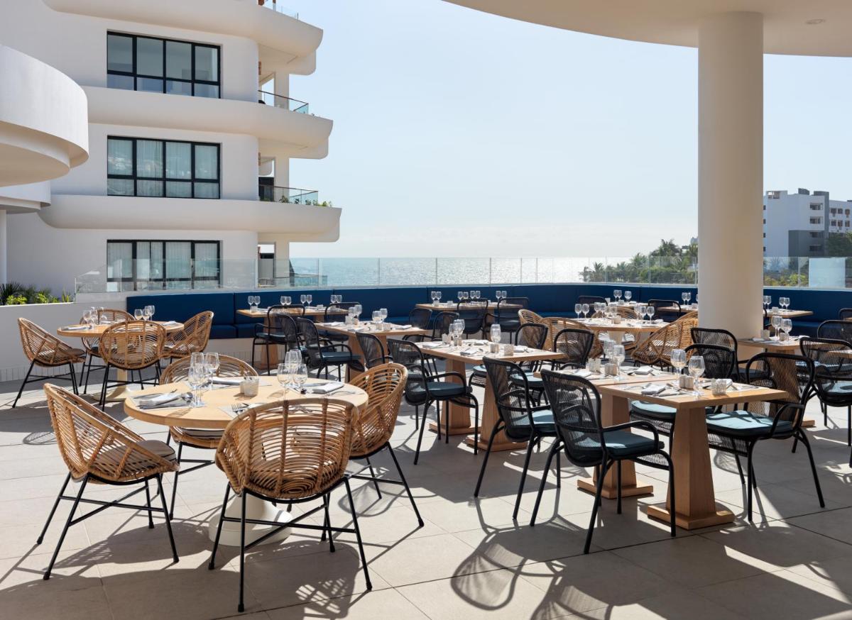 Un restaurante o sitio para comer en H10 Atlantic Sunset Horizons Collection