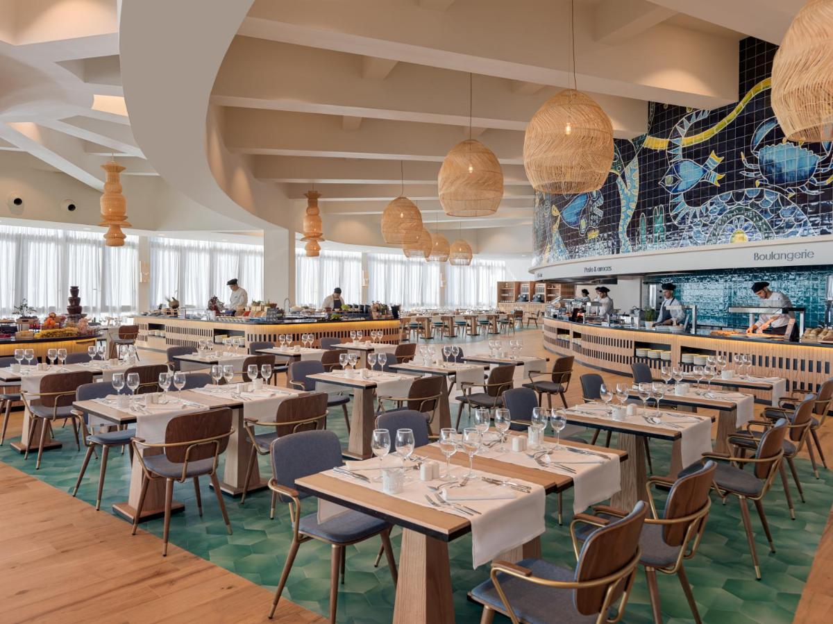 Un restaurante o sitio para comer en H10 Atlantic Sunset Horizons Collection
