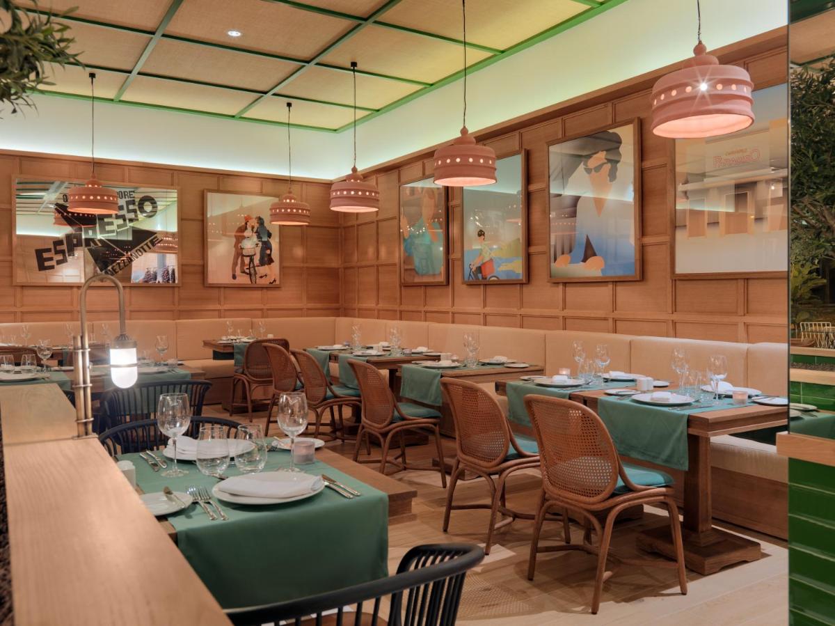 Un restaurante o sitio para comer en H10 Atlantic Sunset Horizons Collection