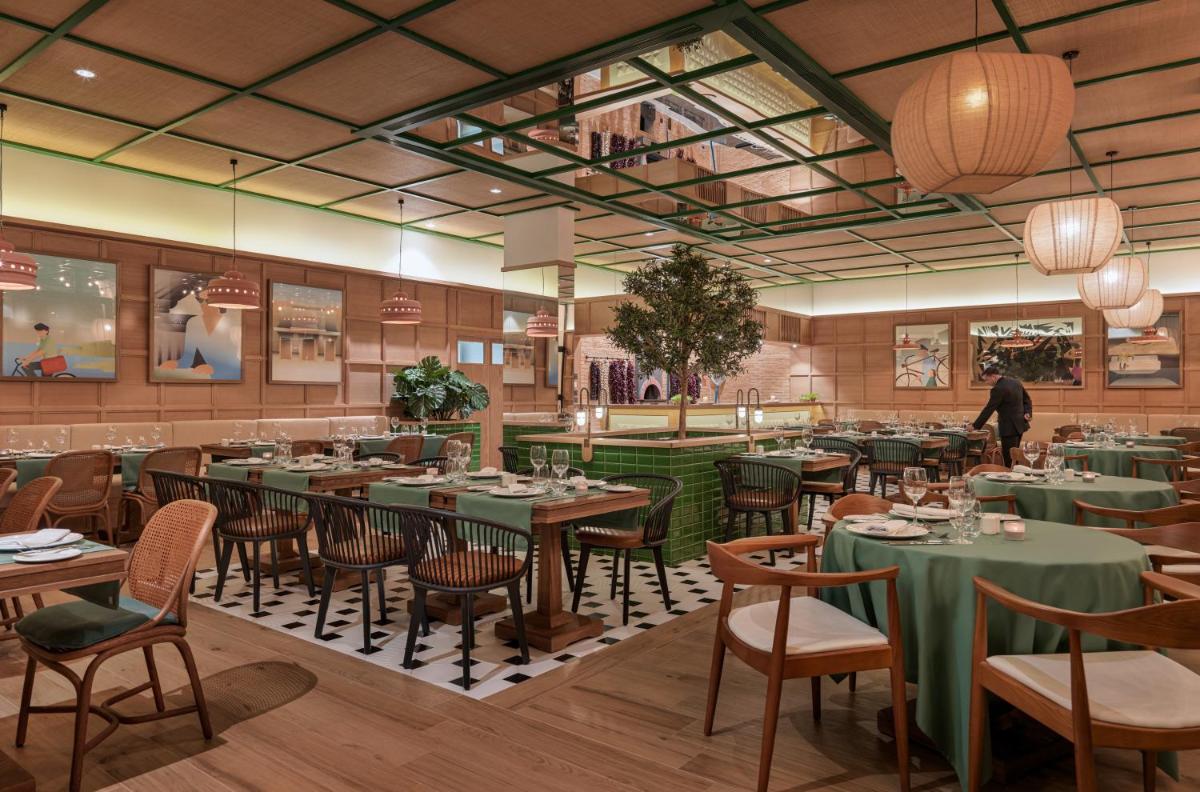 Un restaurante o sitio para comer en H10 Atlantic Sunset Horizons Collection