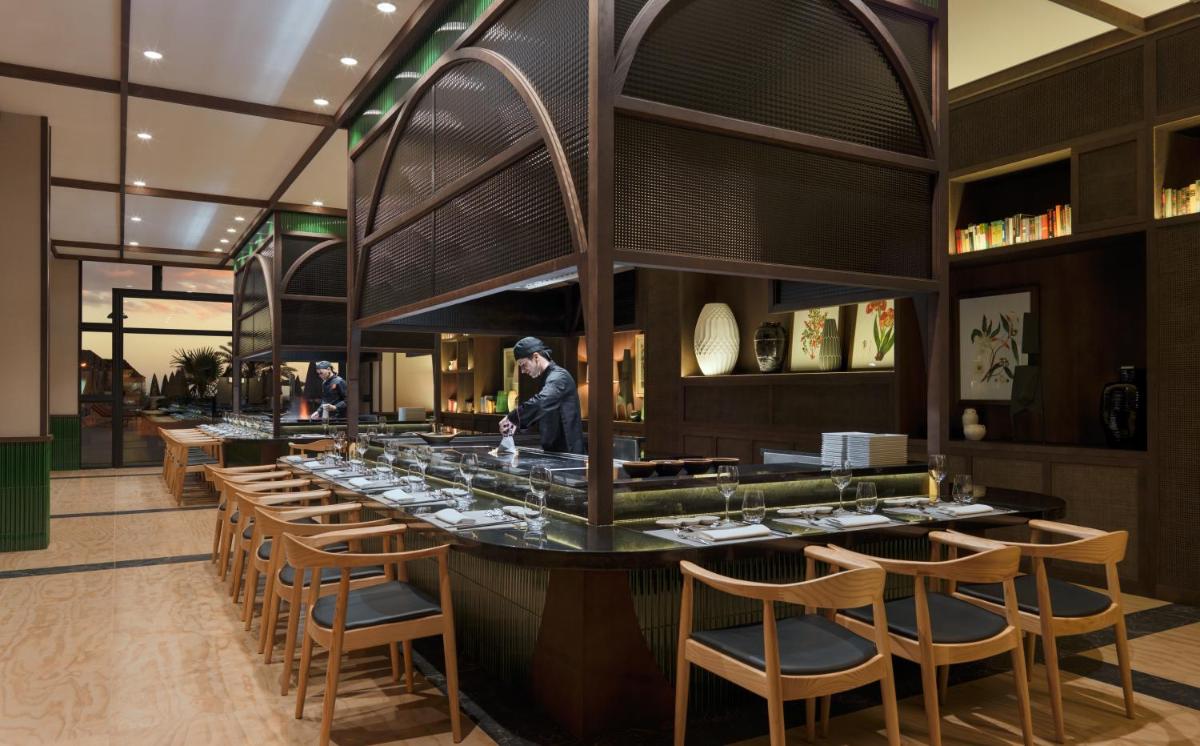 Un restaurante o sitio para comer en H10 Atlantic Sunset Horizons Collection