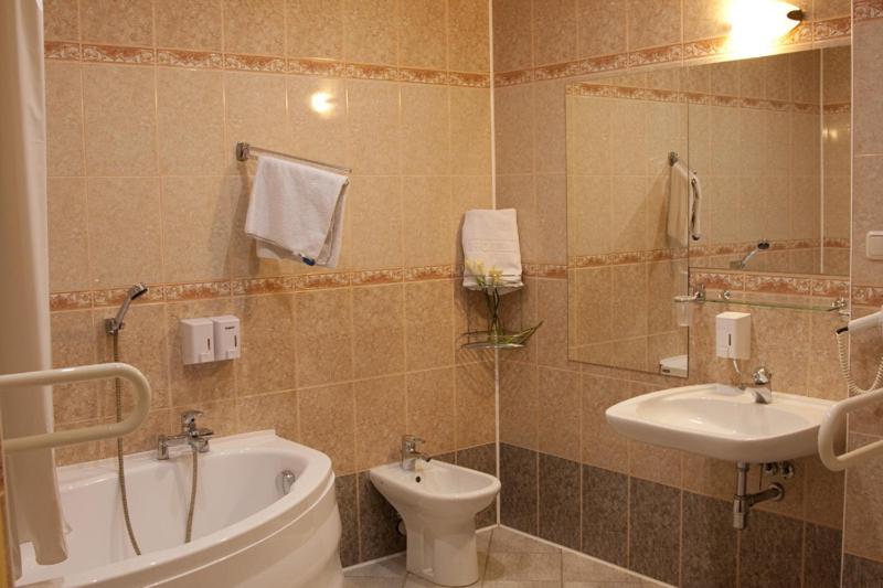 Hotel Restauracja Tawerna Gliwice - duży parking gratis - Housity