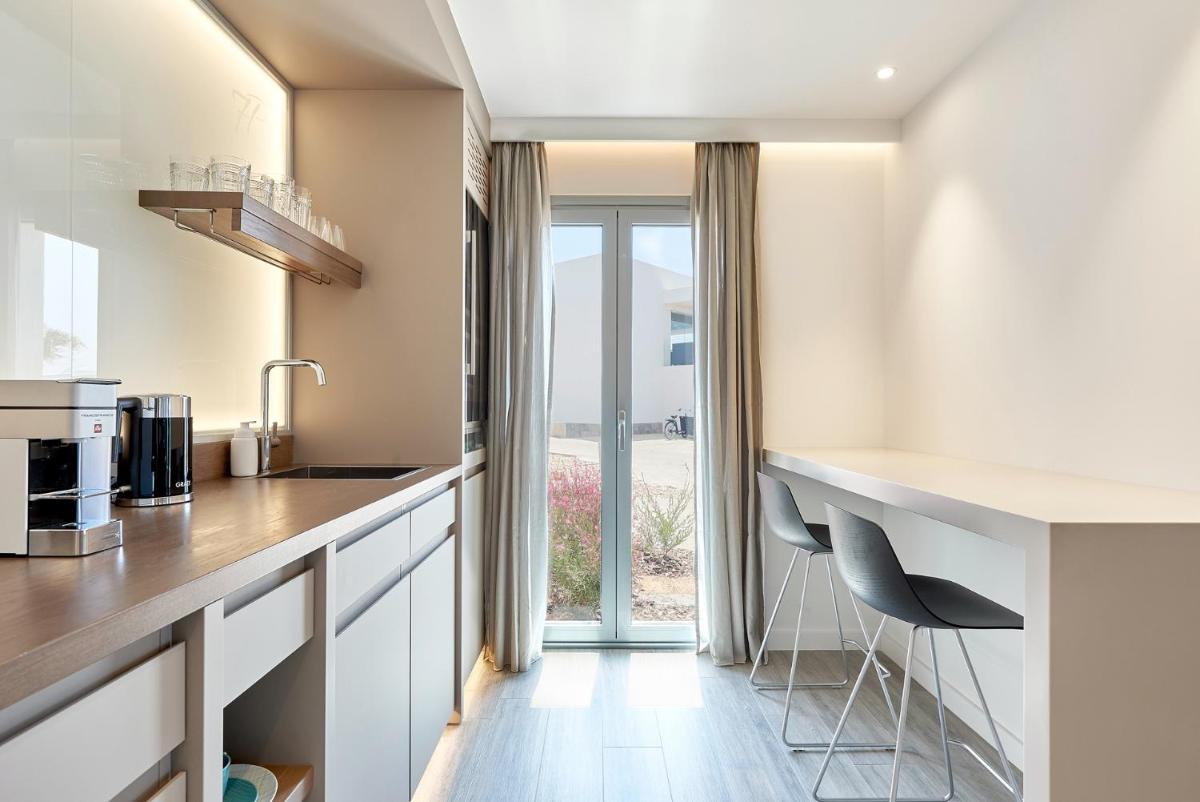 Una cocina o zona de cocina en 7Pines Resort Ibiza, part of Destination by Hyatt