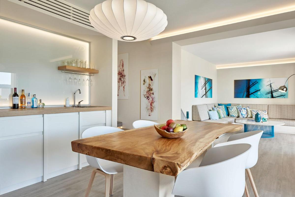 Una cocina o zona de cocina en 7Pines Resort Ibiza, part of Destination by Hyatt
