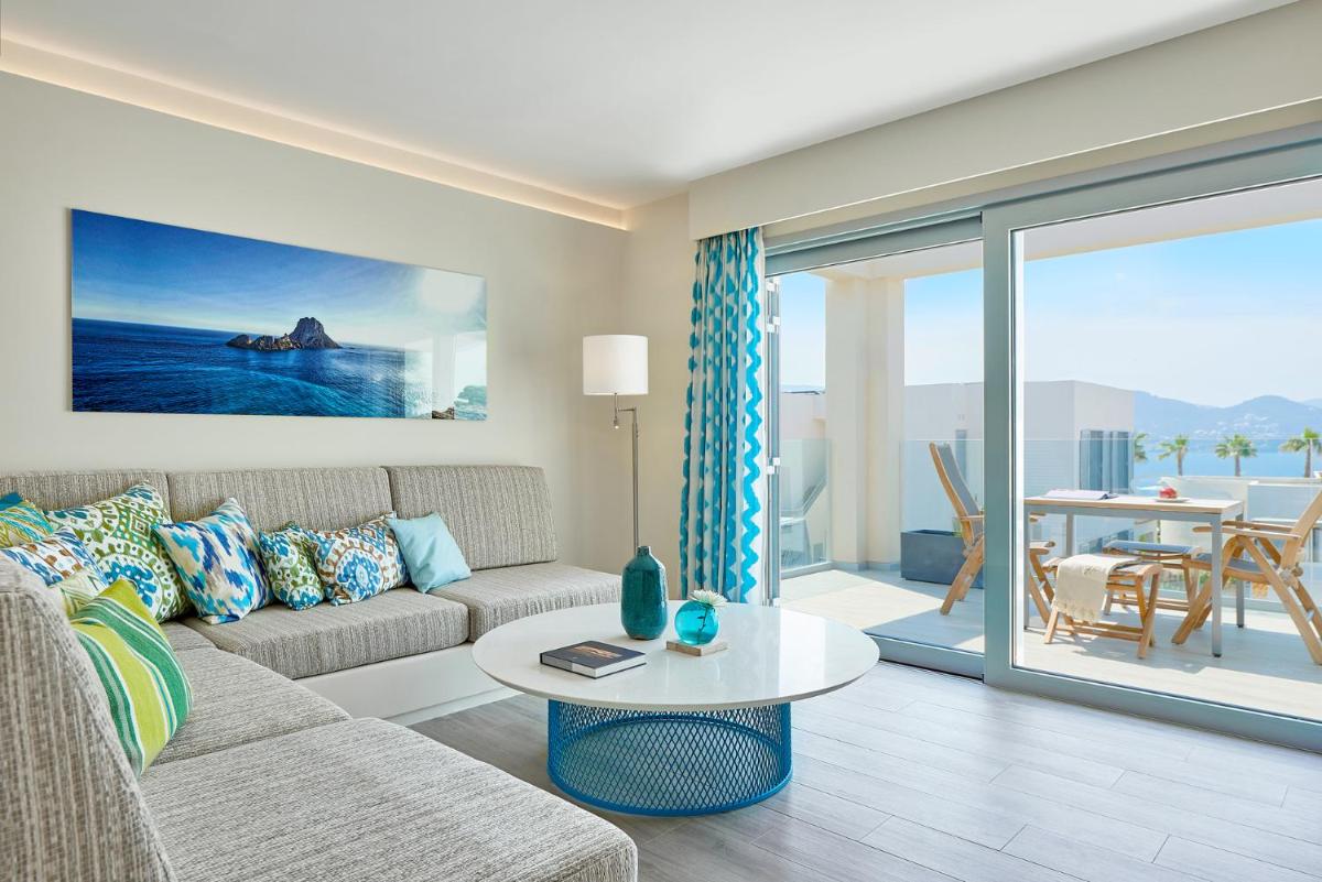 Zona de estar de 7Pines Resort Ibiza, part of Destination by Hyatt