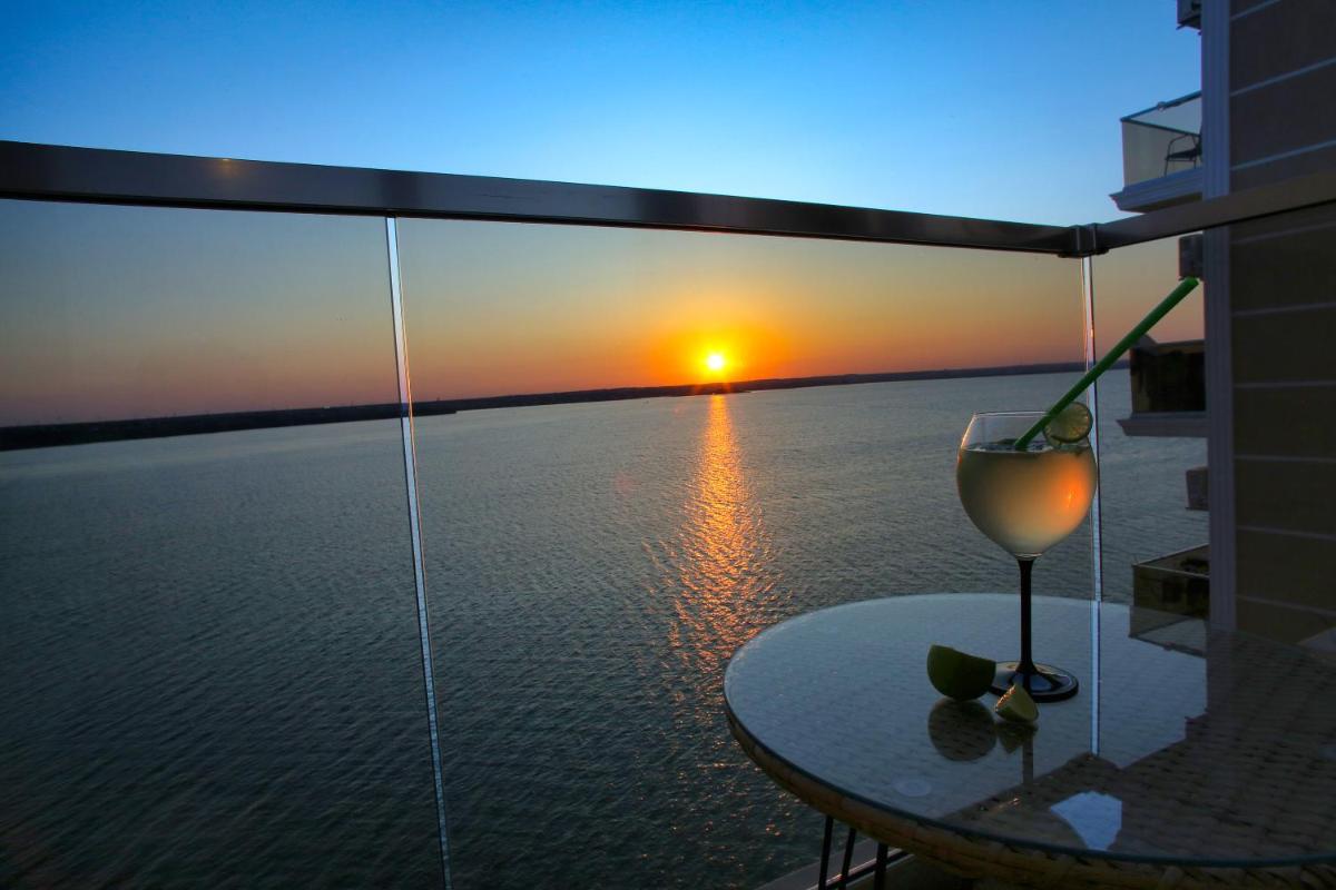 Diandra by the Lake - Solid House Mamaia - Housity