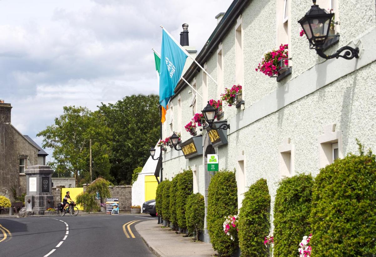 Hylands Burren Hotel - Housity
