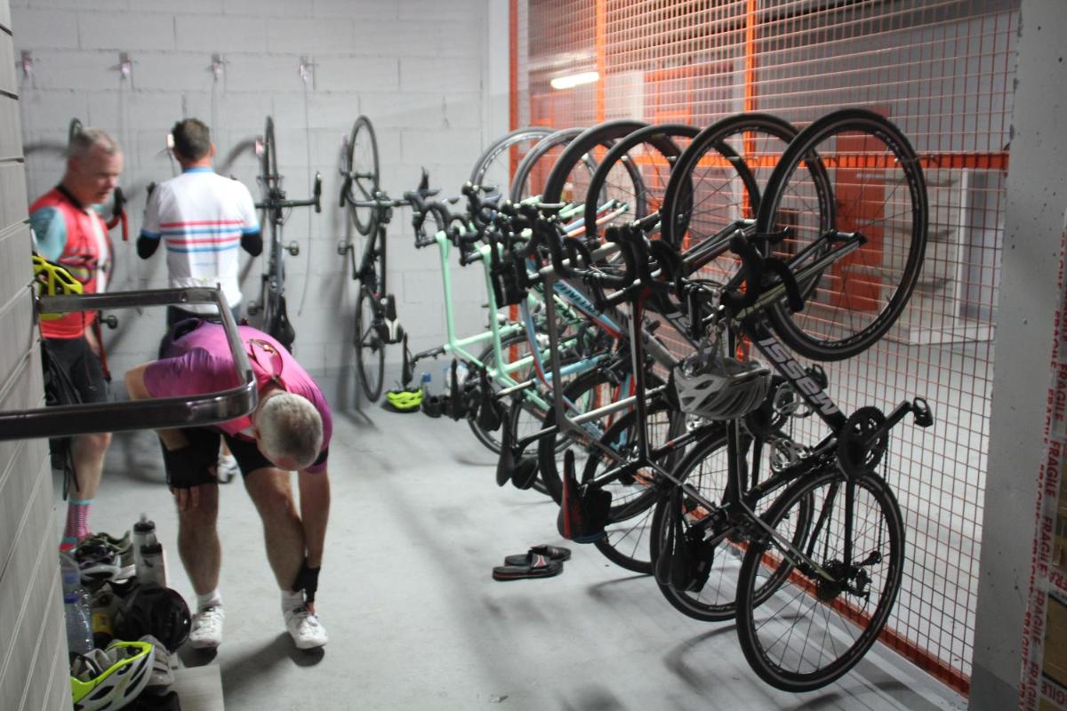 Montar en bicicleta en Aparthotel Duva & Spa o alrededores