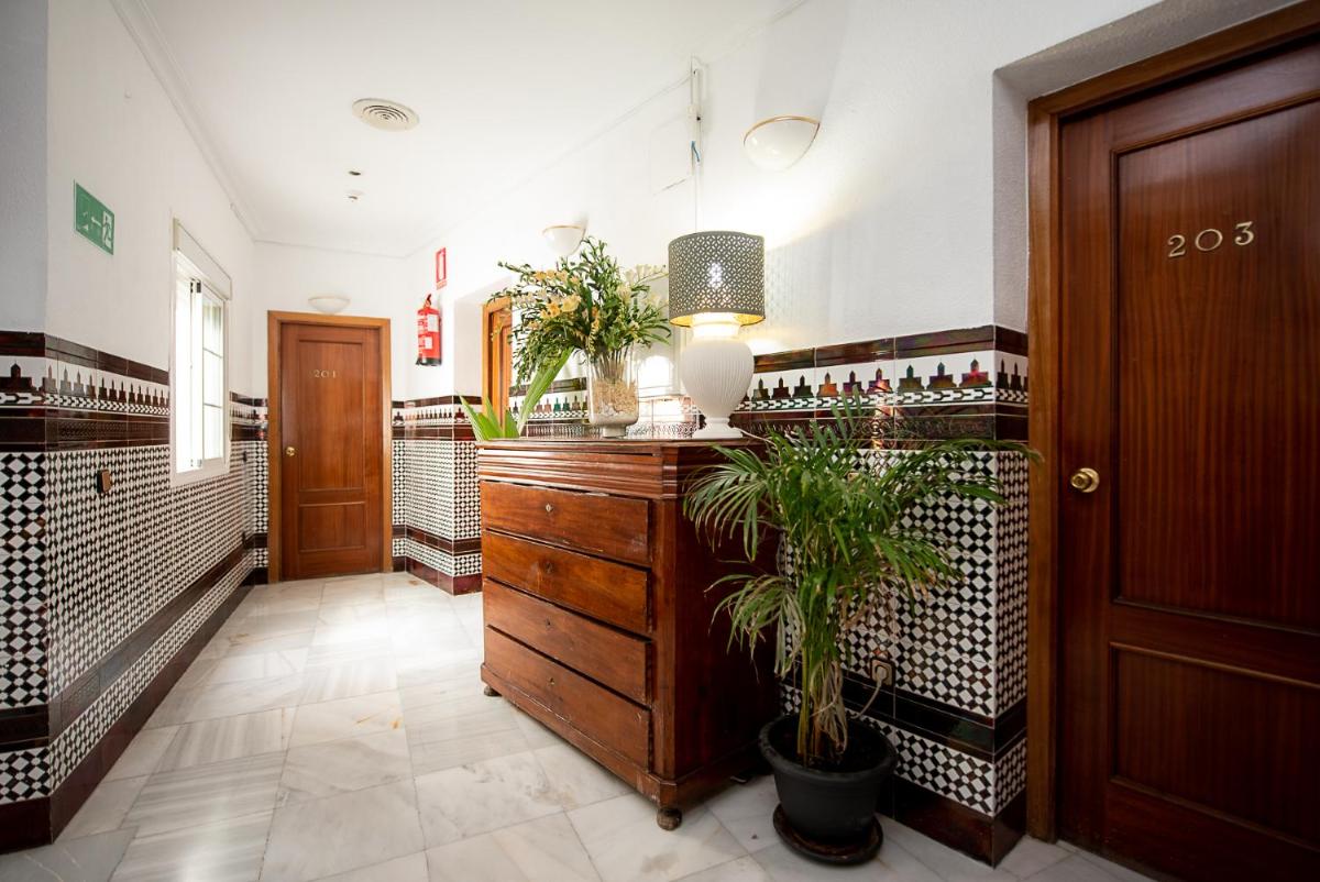 Hostal La Muralla - Housity