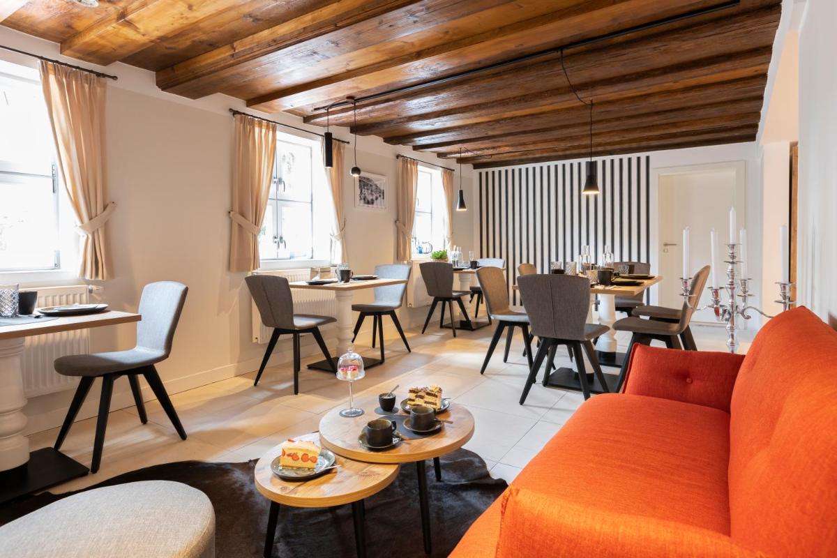 Aston‘s Hotel - Housity