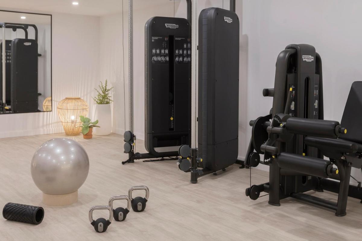 una habitación con un gimnasio con una pelota y algunos equipos en HM Ayron Park - Adults Only, en Playa de Palma