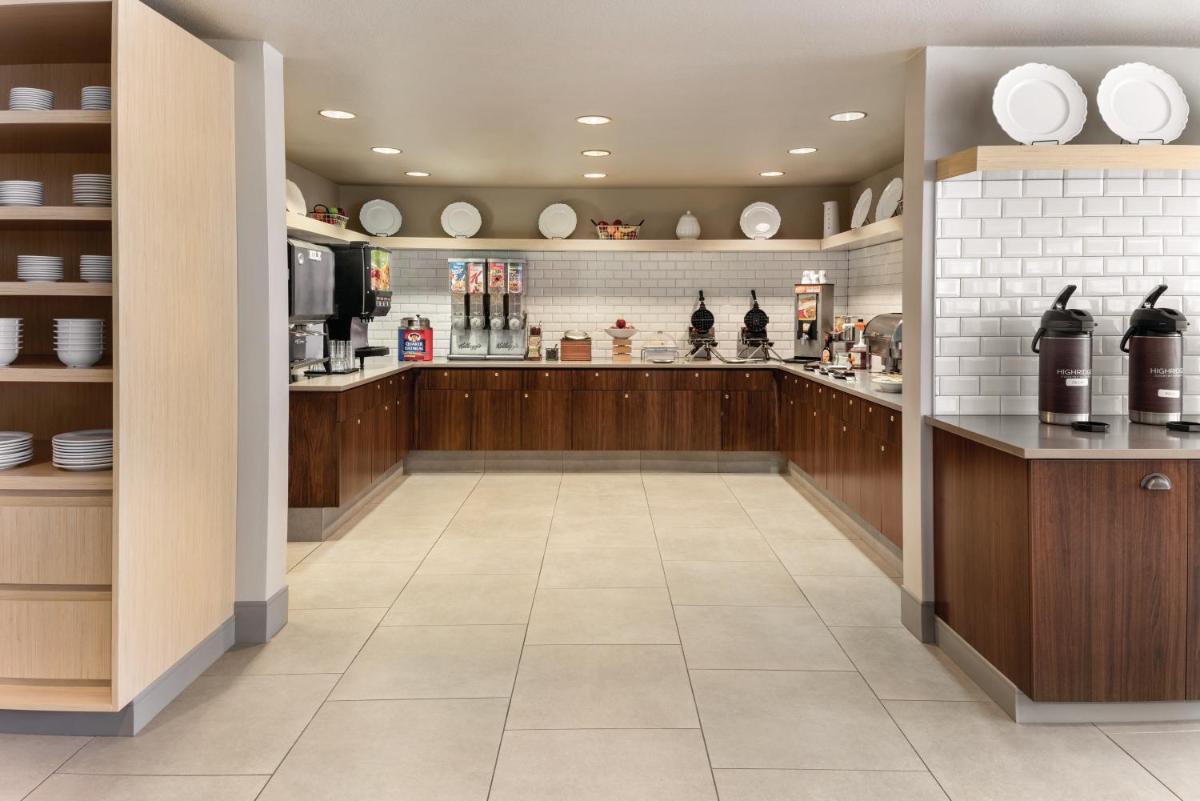 Country Inn & Suites by Radisson, Green Bay East, WI - Housity