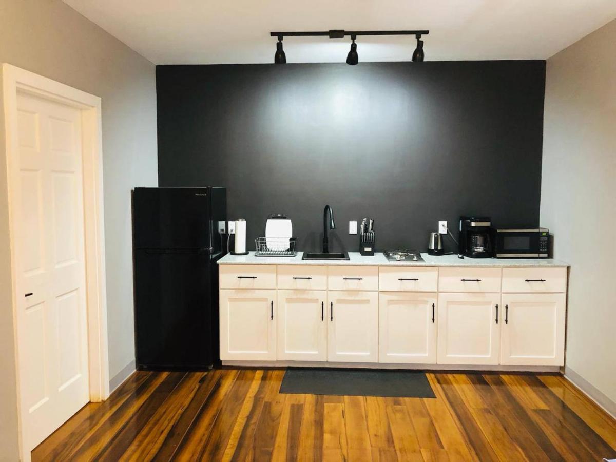 Suitetrails - Le Zo Vacations - Spacious Modern Apartment with Patio