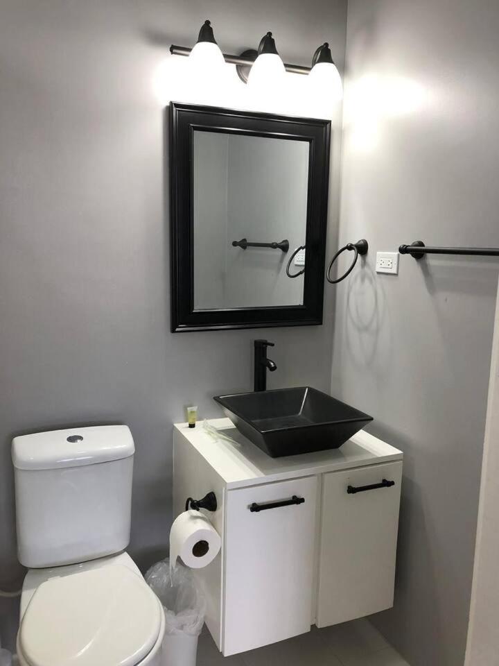 Suitetrails - Le Zo Vacations - Spacious Modern Apartment with Patio