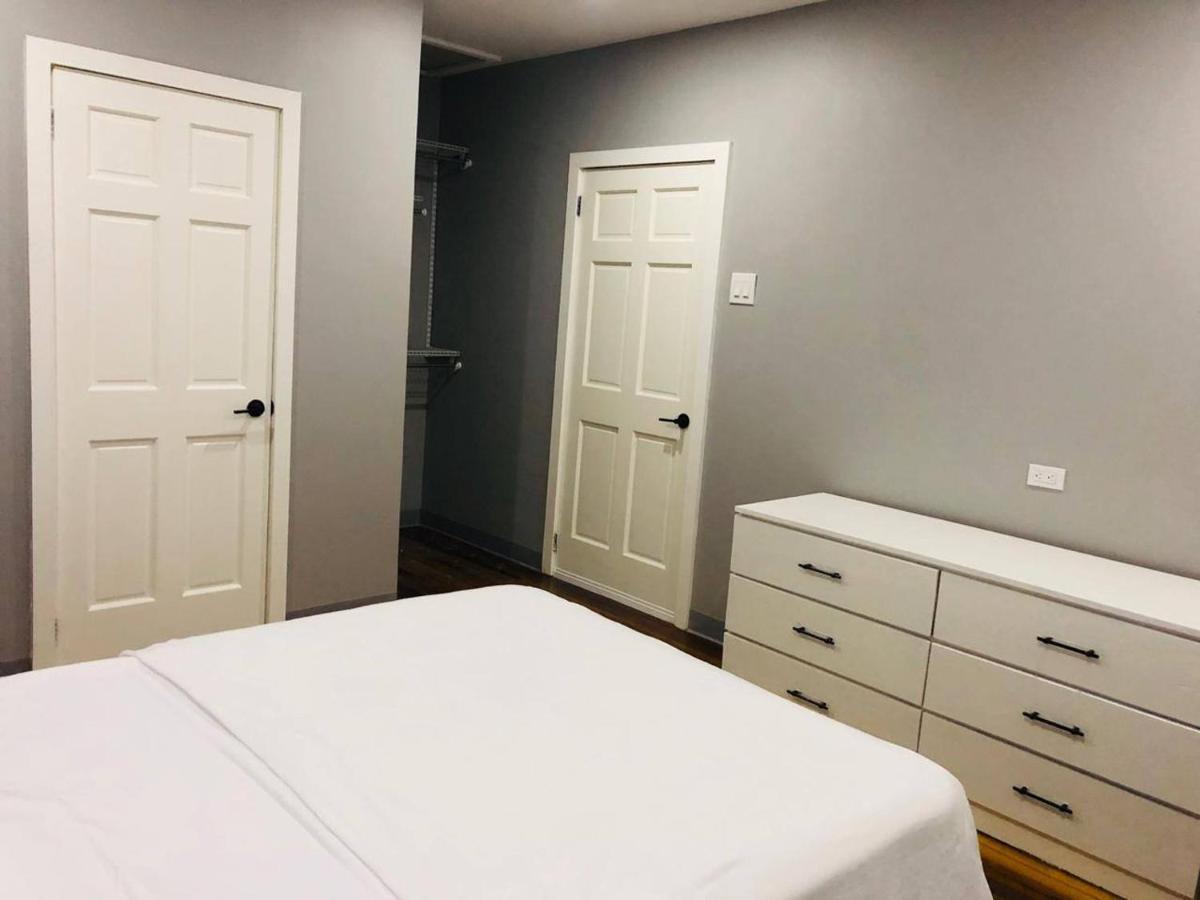 Suitetrails - Le Zo Vacations - Spacious Modern Apartment with Patio