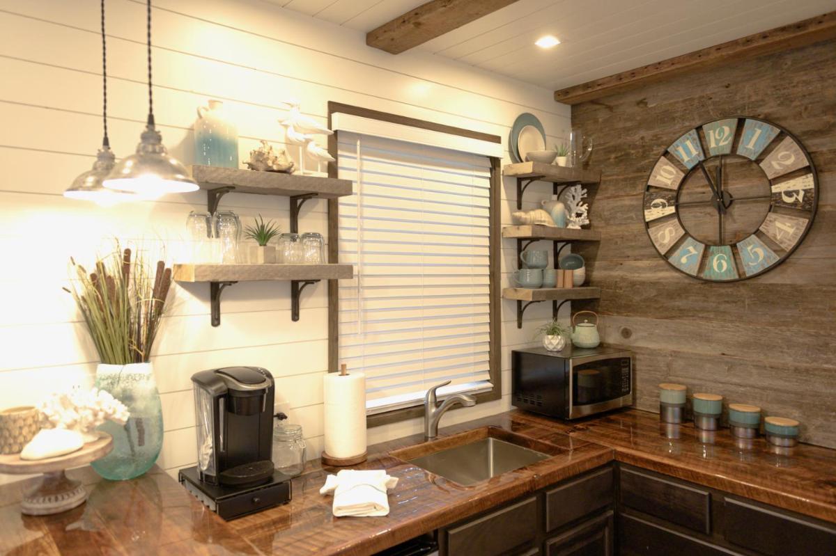 The Shoreline Container Home 12 min to Magnolia Silos and Baylor - Housity