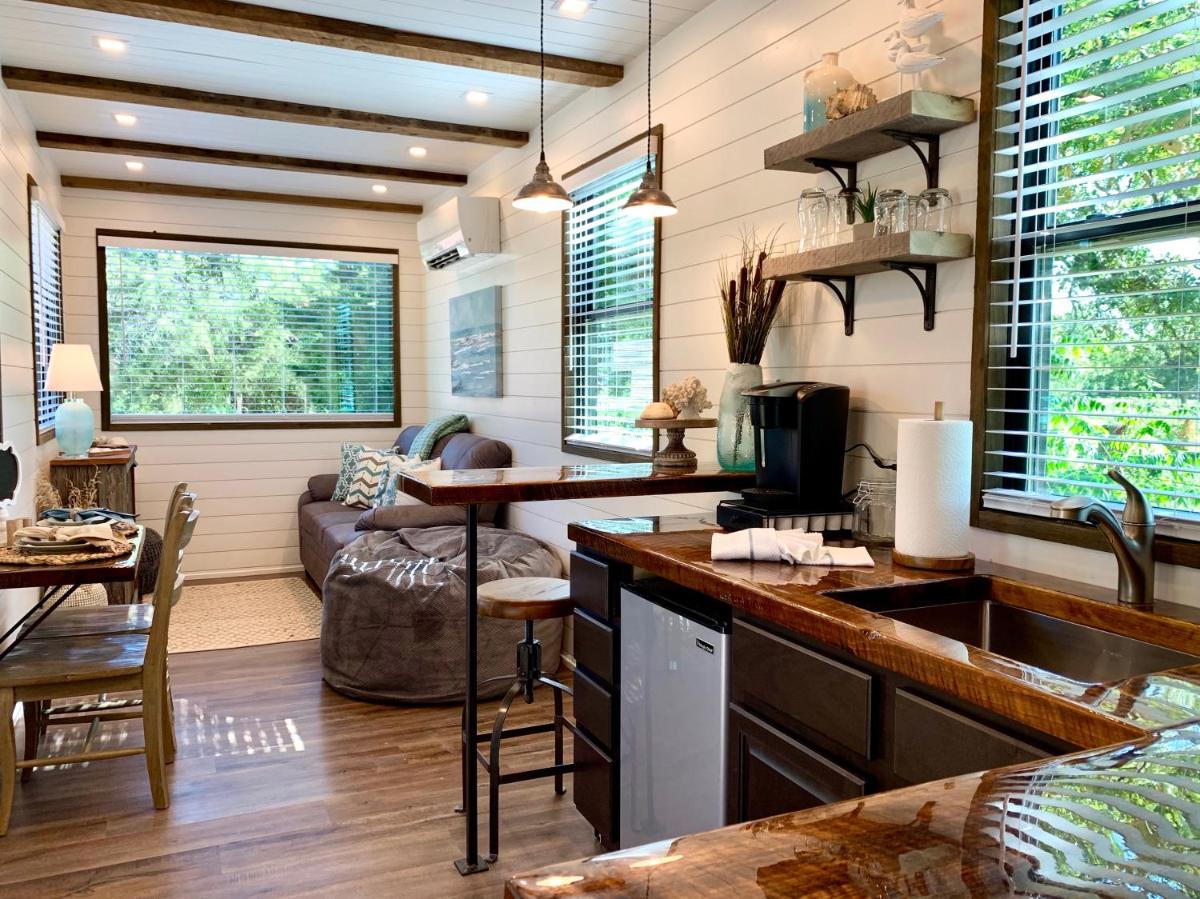 The Shoreline Container Home 12 min to Magnolia Silos and Baylor - Housity