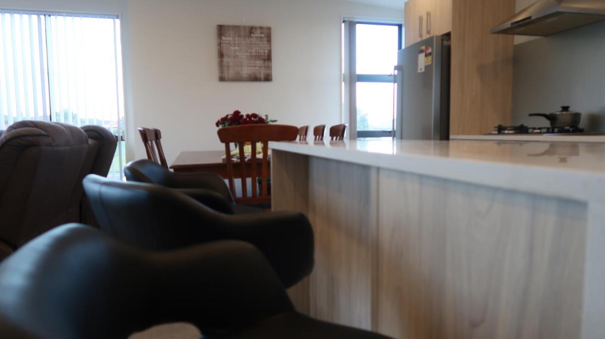 Suitetrails - Room 1 - Double Room Shared Shower and Room 2- Deluxe Ensuite Room Own Shower 10mins from Airport