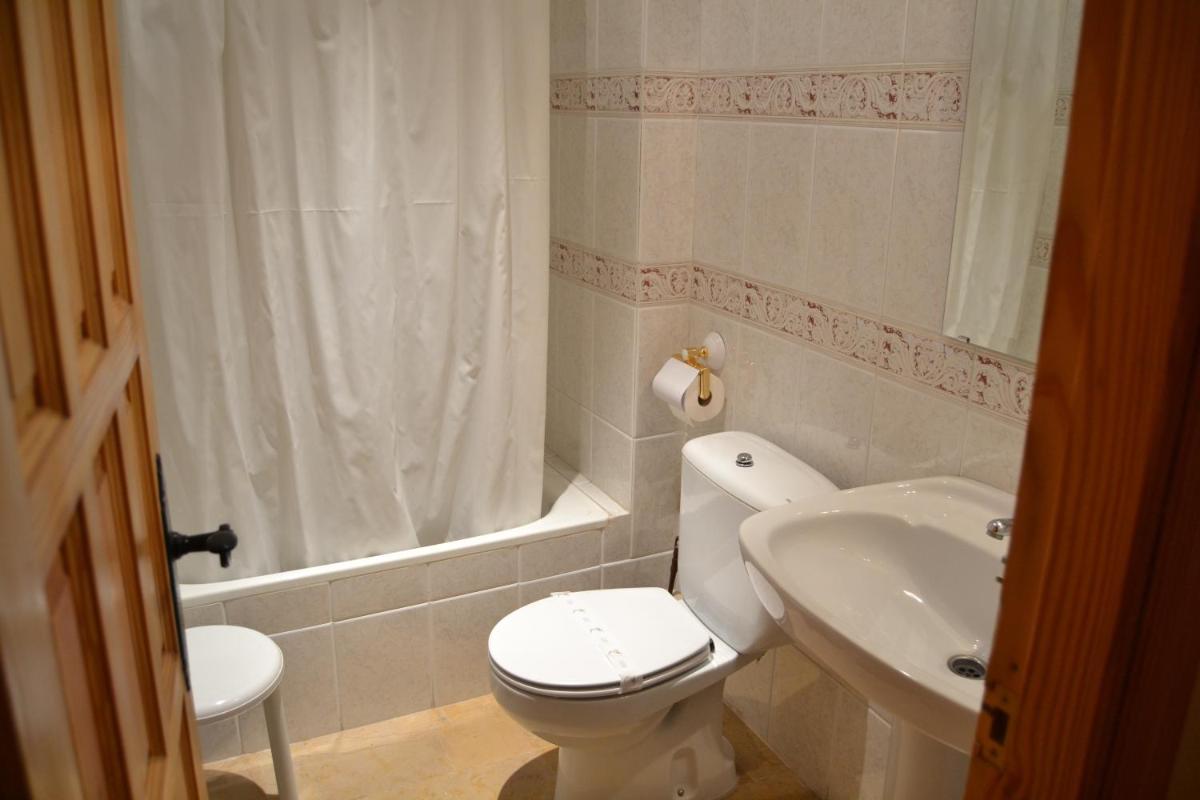 Hostal Los Claveles - Housity