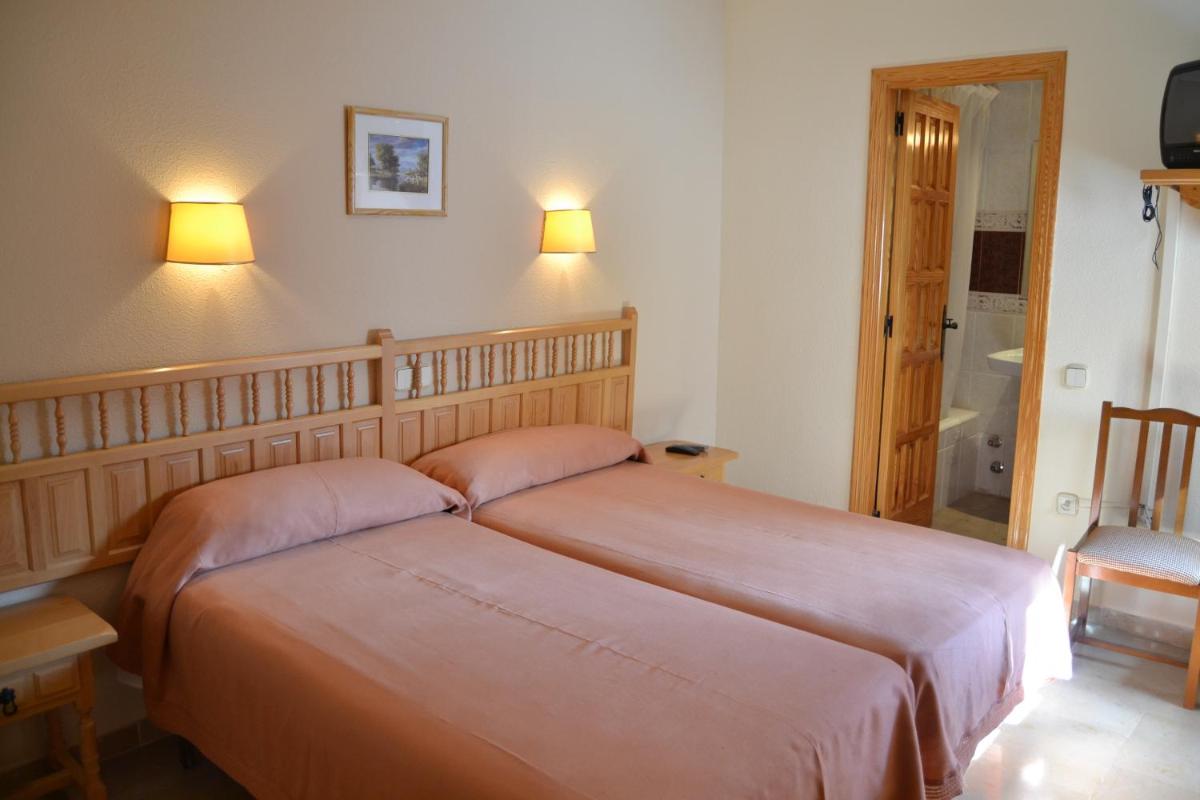 Hostal Los Claveles - Housity