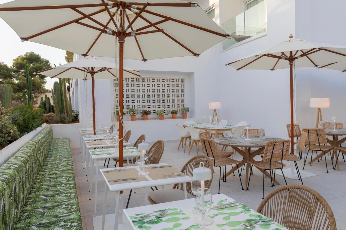Un restaurante o sitio para comer en HM Ayron Park - Adults Only