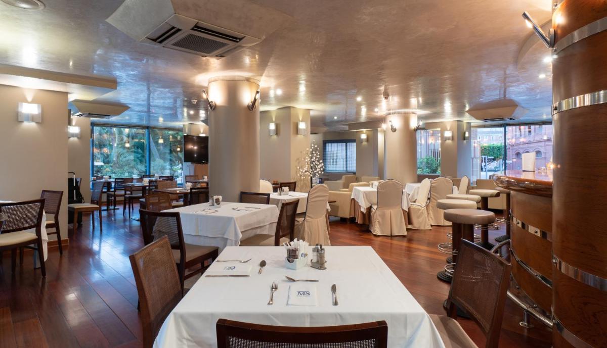 Un restaurante o sitio para comer en Hotel MS Maestranza Málaga