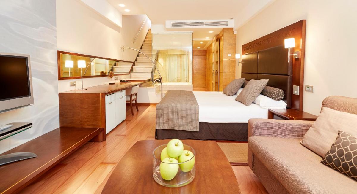 Una televisión o centro de entretenimiento en Insotel Fenicia Prestige Suites & Spa