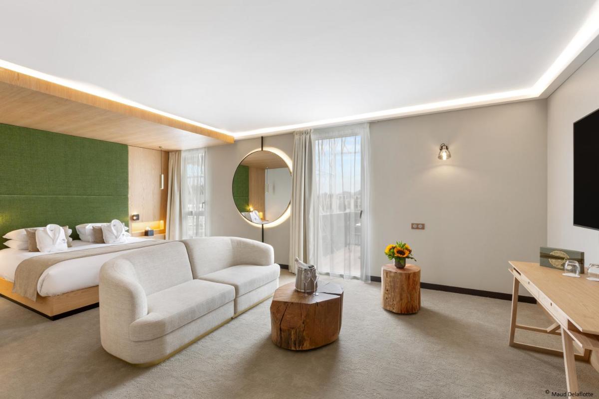 une chambre d'hôtel avec un lit et un canapé dans l'établissement Aiden by Best Western T'aim Hotel & SPA, à Compiègne