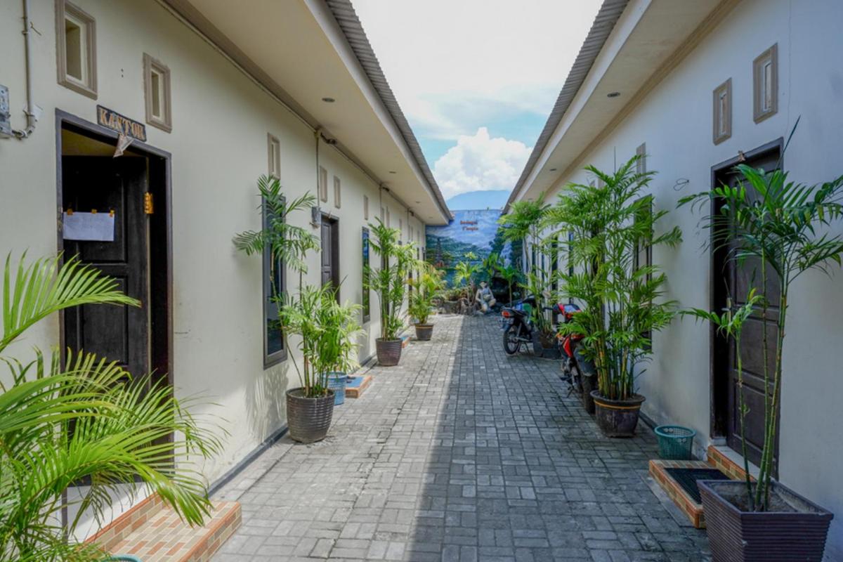 RedDoorz near Mutiara SIS Al Jufrie Airport Palu - Housity