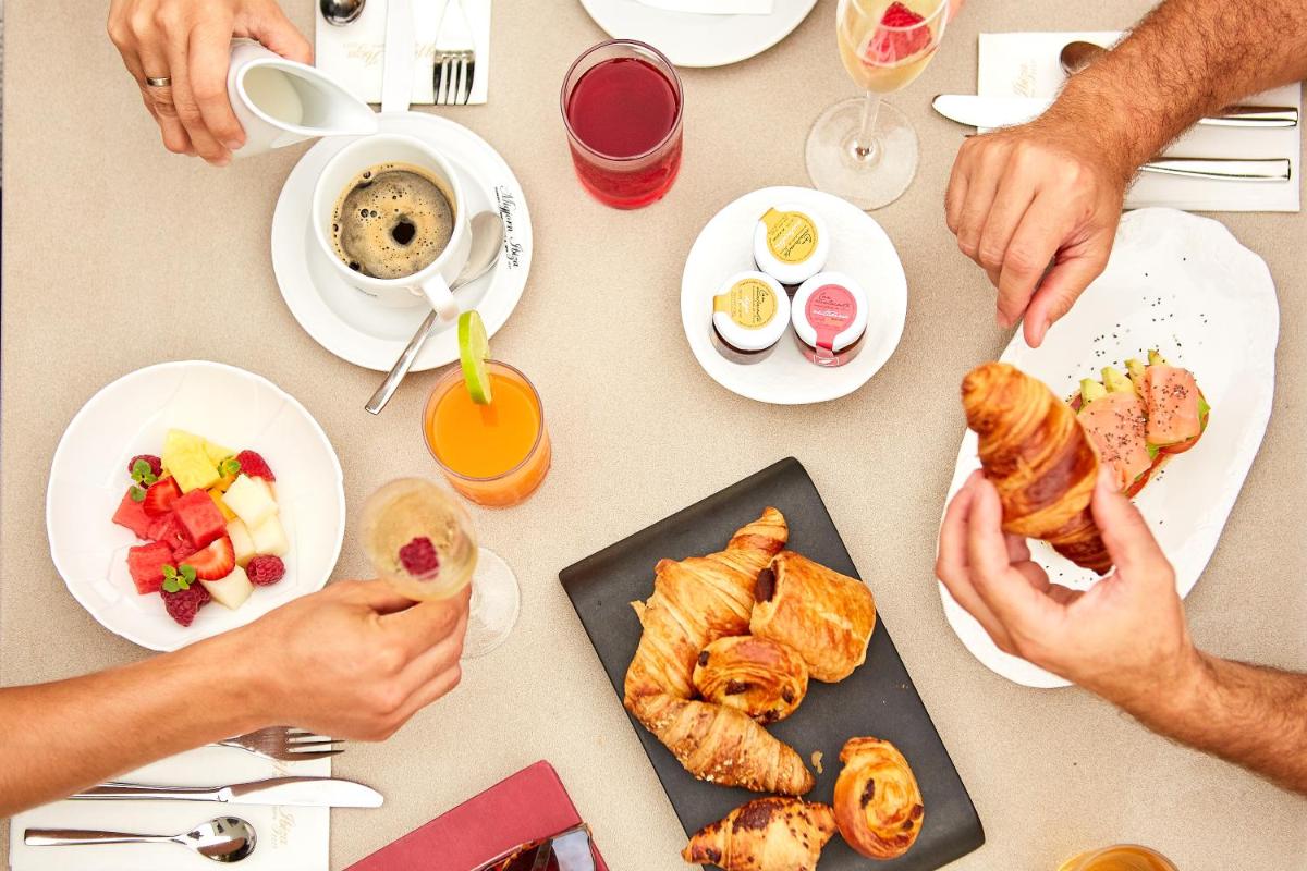 Comida en o cerca de este apartahotel
