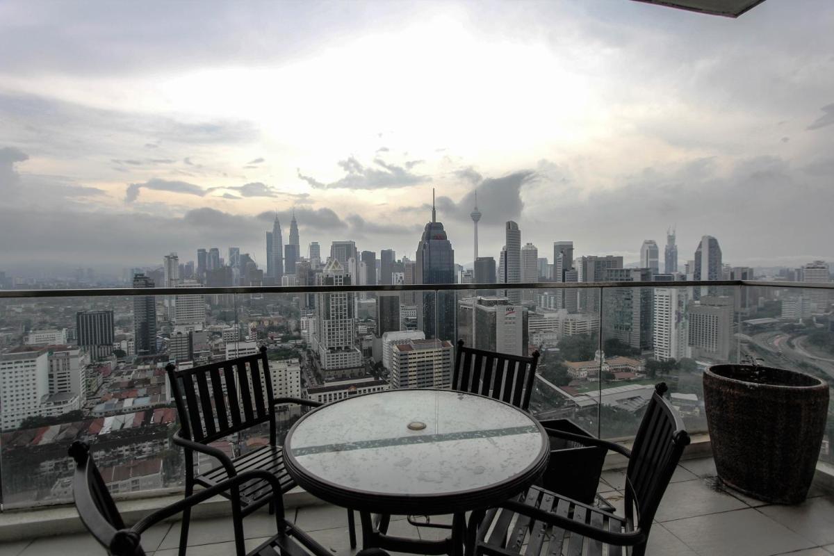 Regalia Residence The Sky Pool Suite - Housity