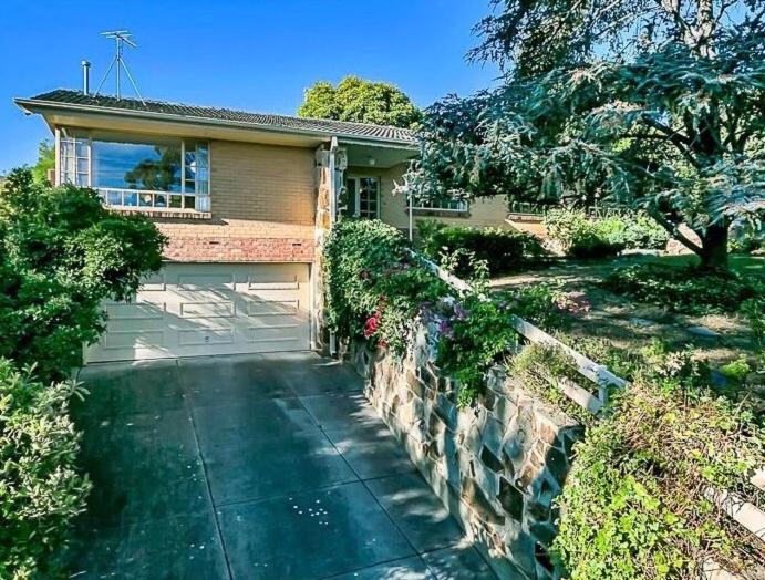 Stunning house with beautiful entertainment area!! - Housity