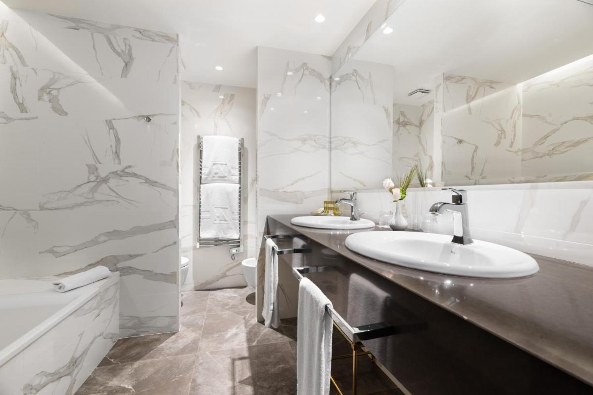 Un baño de Eurostars Hotel Real