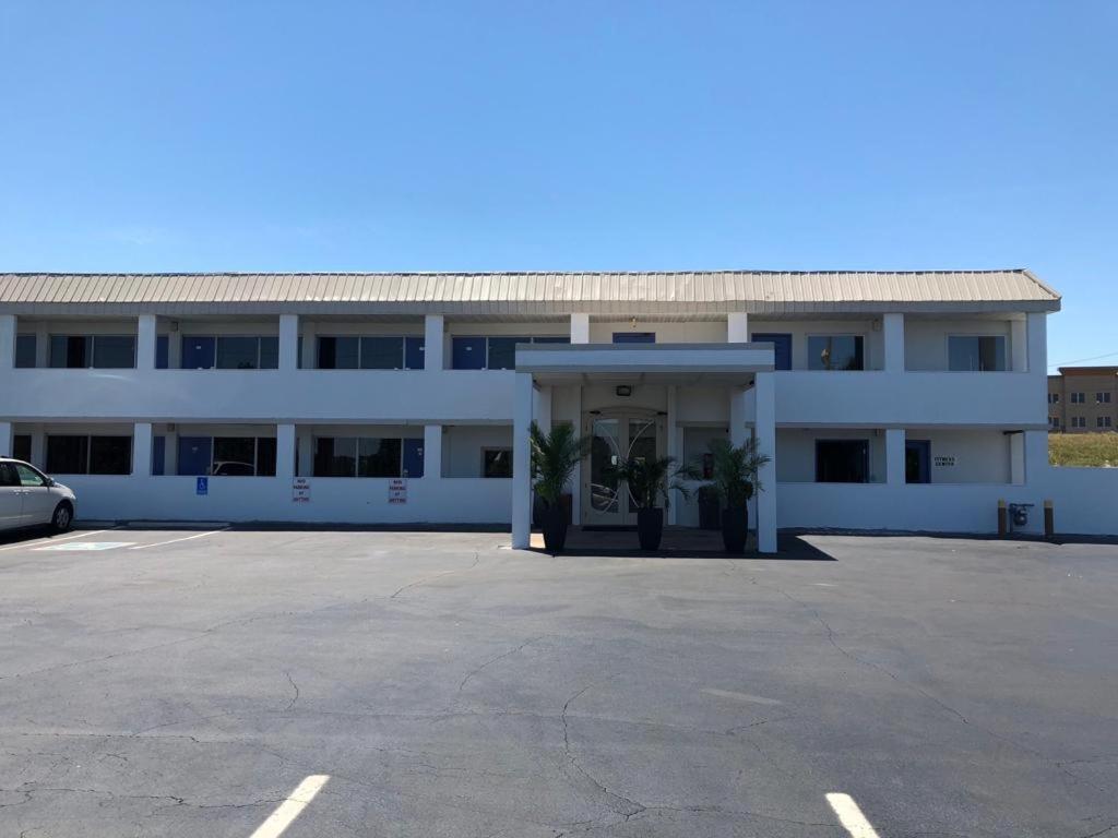 Motel 75 Monroe - Housity