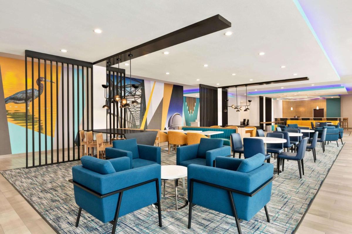 La Quinta by Wyndham Richmond-Sugarland - Housity
