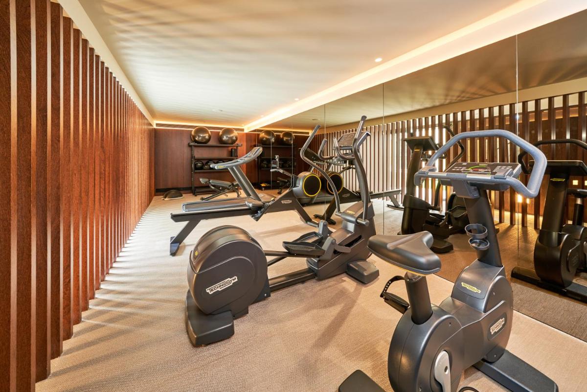 uma academia com vários equipamentos de exercícios em uma sala em PortoBay Flores no Porto