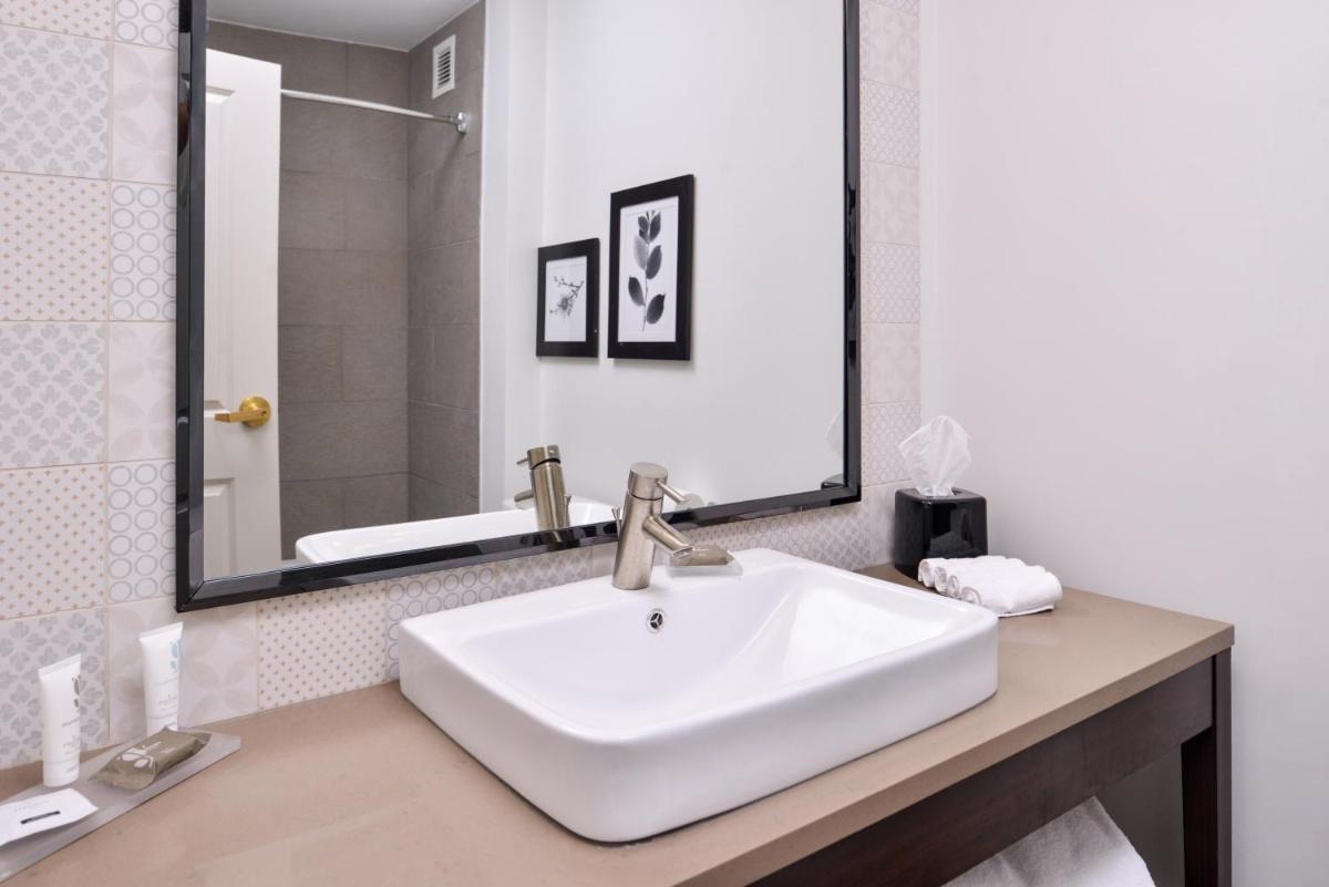 Country Inn & Suites by Radisson, Tinley Park, IL - Housity