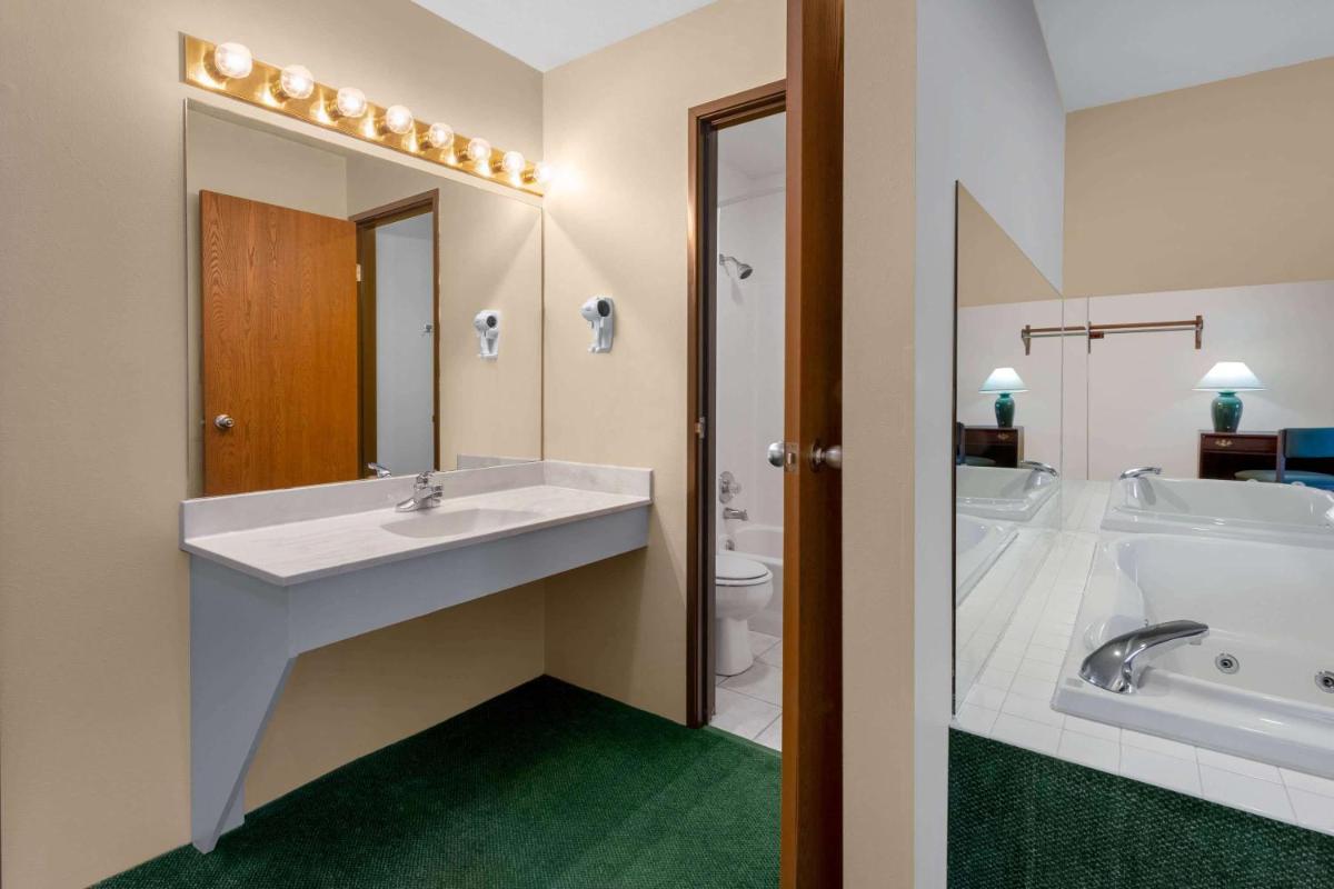 Super 8 by Wyndham Reedsburg - Housity