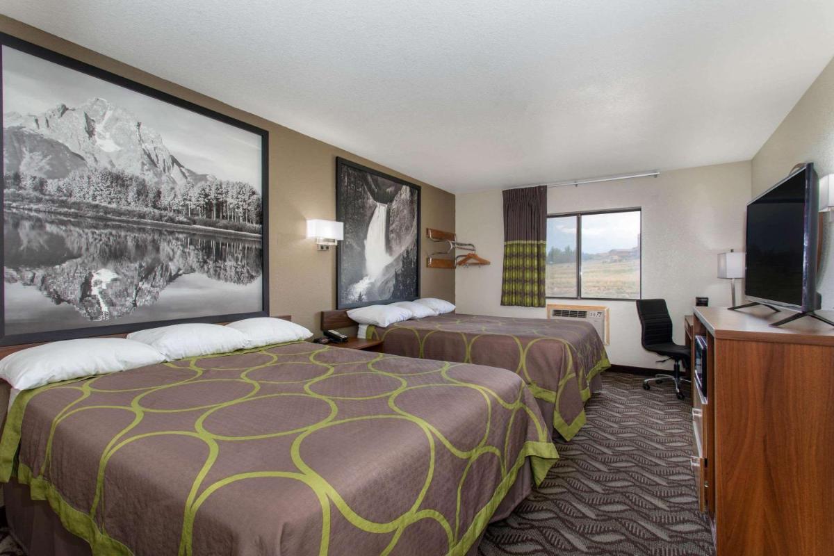 Super 8 by Wyndham Dubois - Housity