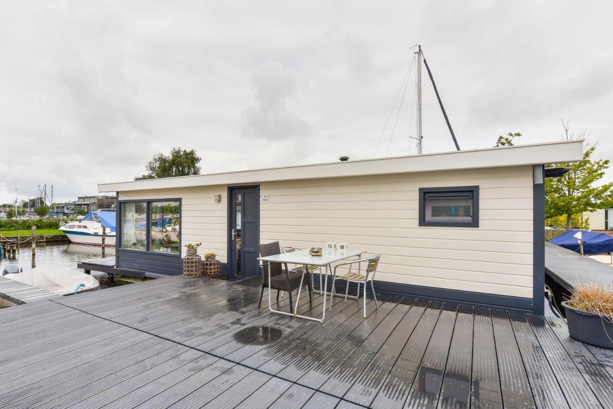 Bright and Comfortable Houseboat - Housity