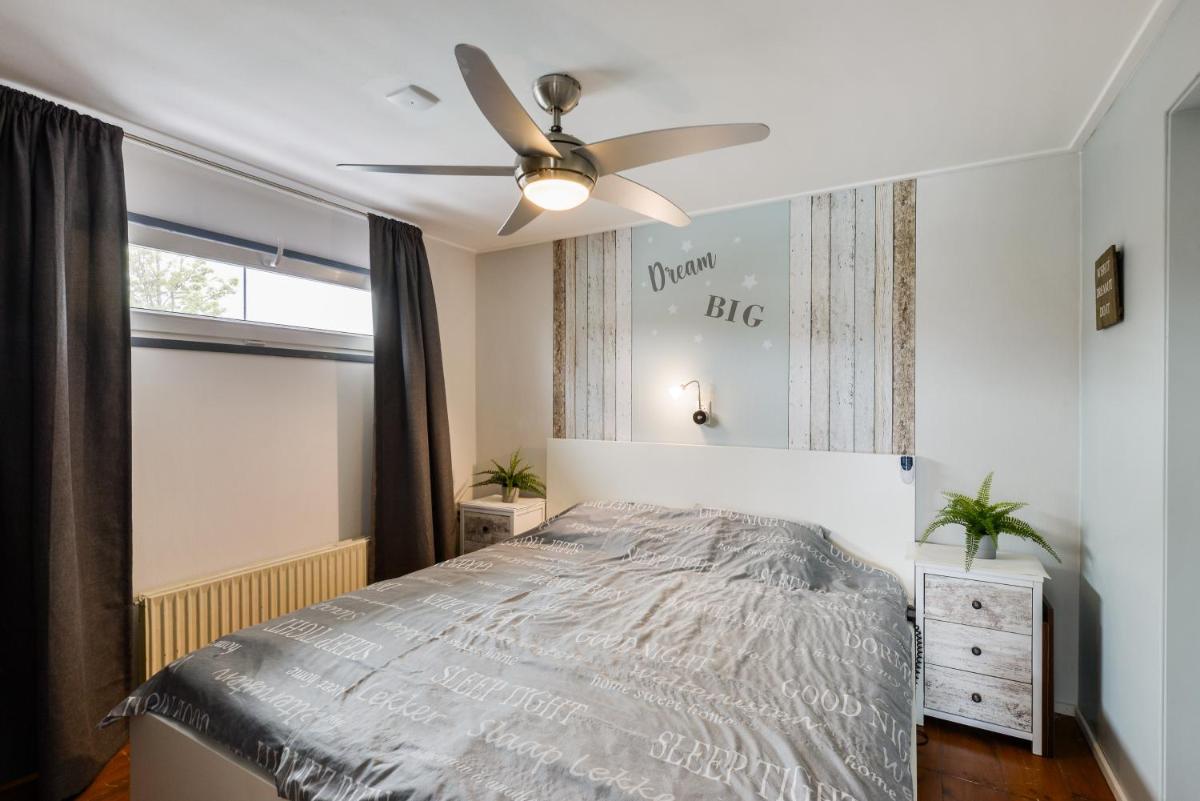 Bright and Comfortable Houseboat - Housity