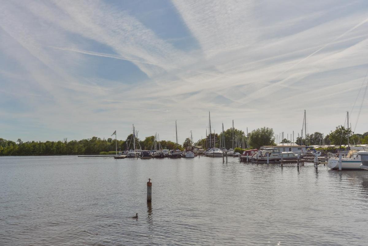 Bright and Comfortable Houseboat - Housity