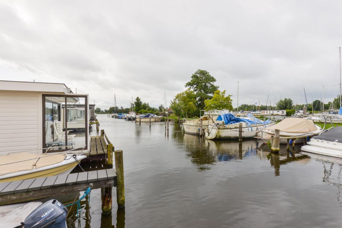 Bright and Comfortable Houseboat - Housity