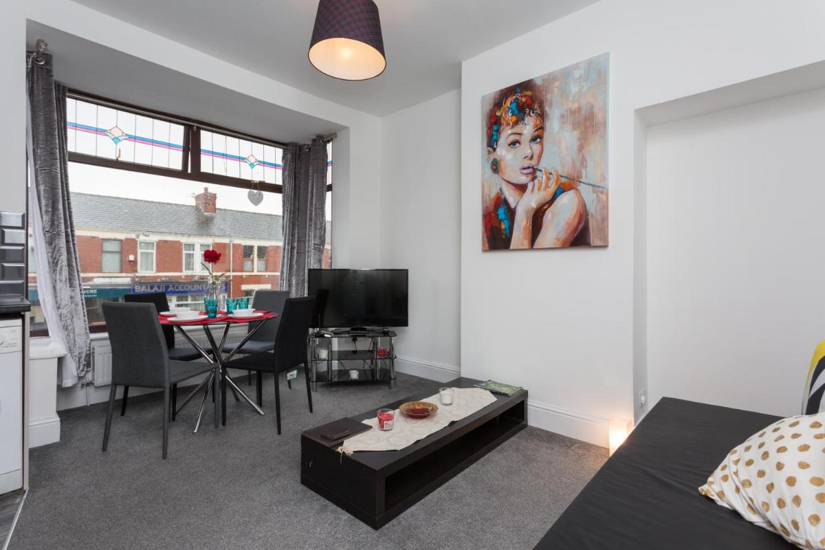 Preston Blackpool Road Apartment - Sleeps 6 - Ideal Location - Housity