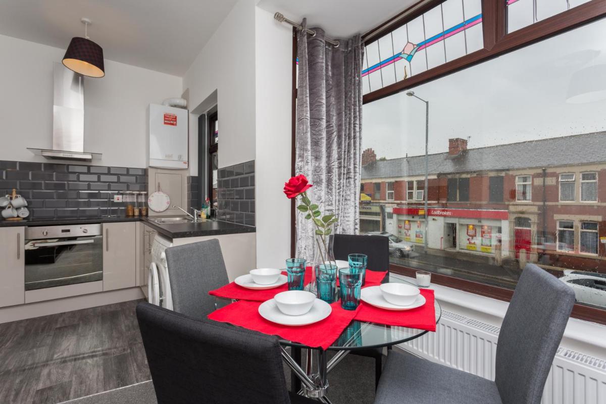 Preston Blackpool Road Apartment - Sleeps 6 - Ideal Location - Housity