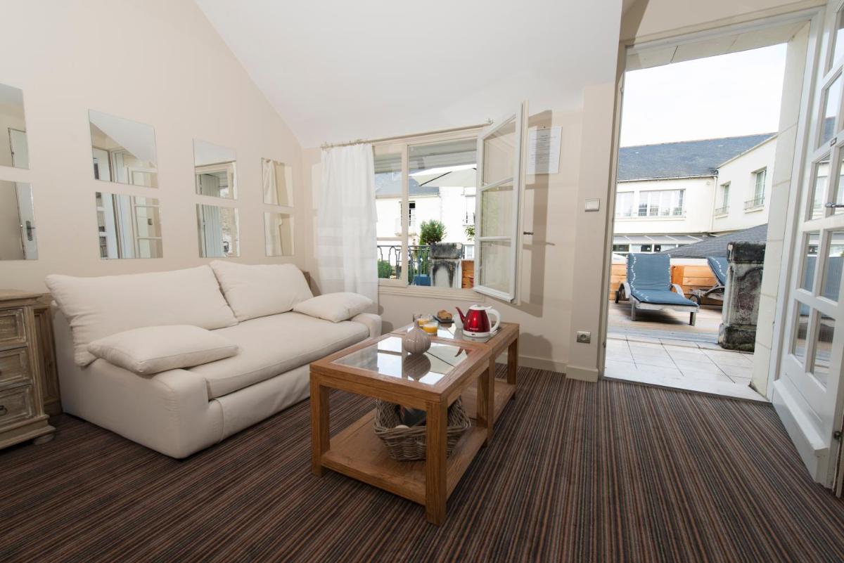 Coin salon dans l'établissement La Marine de Loire Hôtel & Spa