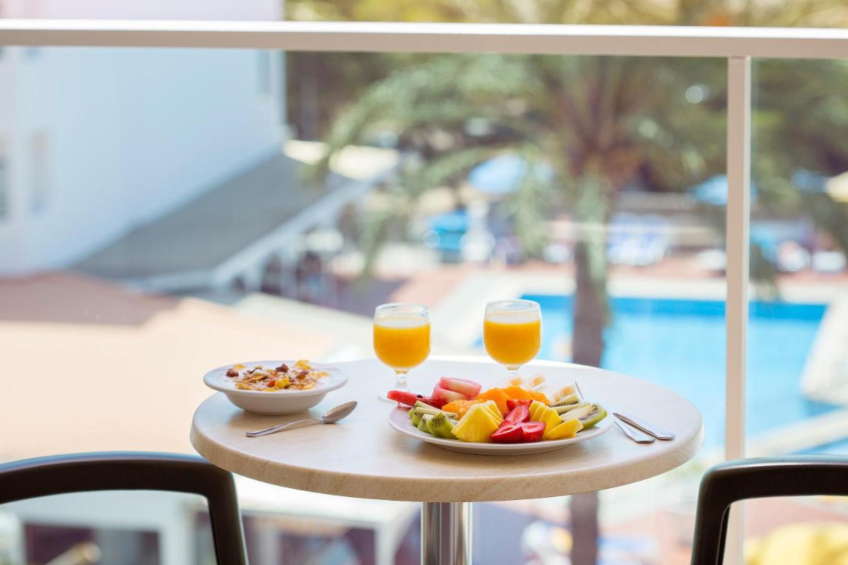 Comida en o cerca de este hotel