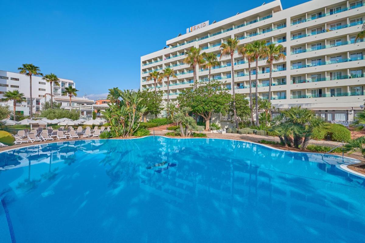 una gran piscina frente a un hotel en Hipotels Said, en Cala Millor