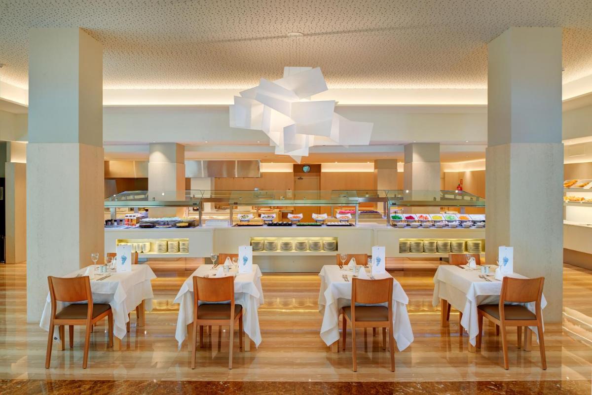 Comida en o cerca de este hotel